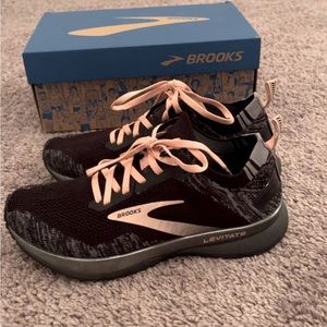Womens Brooks size 6.5